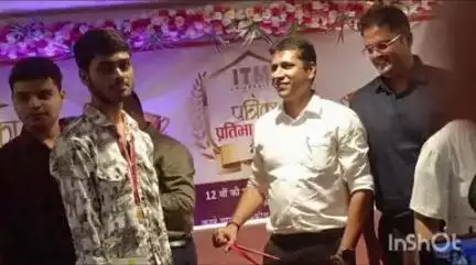 दतिया नगर: रतन रॉयल होटल में प्रतिभा सम्मान समारोह का हुआ आयोजन, कलेक्टर ने मेधावी छात्र अमन प्रजापति को किया सम्मानित