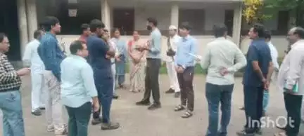 భద్రాచలం: భద్రాచలం ఐటీడీఏ ప్రాంగణంలో కుట్టు శిక్షణ పూర్తయిన గిరిజన యువతలకు పలు సూచనలు చేసిన కలెక్టర్