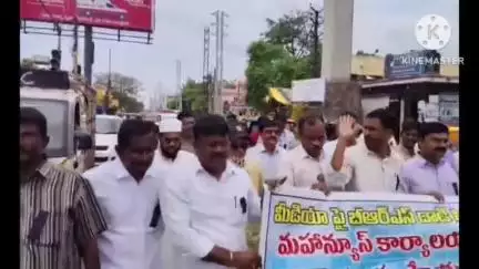 మిర్యాలగూడ: పట్టణంలోని నిరసన ర్యాలీ చేసిన జర్నలిస్టులు