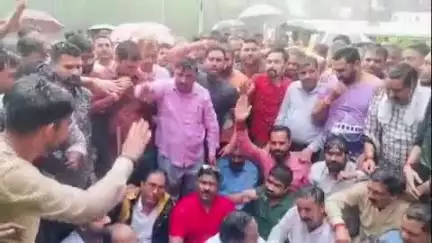 गोहरगंज: मंडीदीप में बारिश में धरने पर बैठे भोजपुर MLA सुरेन्द्र पटवा, गौ-रक्षकों पर हमले के आरोपियों की गिरफ्तारी की मांग की