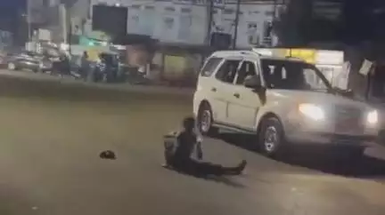 शिवपुरी नगर: शहर के माधव चौक पर सड़क के बीच कसरत करते युवक का वीडियो सोशल मीडिया पर वायरल