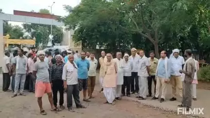 मुरैना: बागचीनी चौखटा पर पेट्रोल पंप के पास ट्रैक्टर की टक्कर से घायल युवक की इलाज के दौरान हुई मौत, परिजनों ने SP ऑफिस घेरा