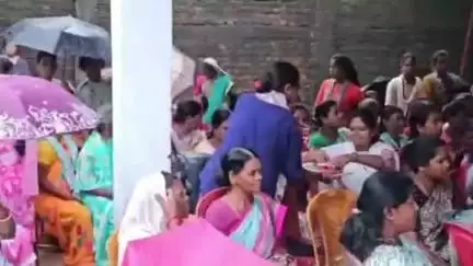 सिमडेगा: सिमडेगा विधायक भूषण बाड़ा ने सामटोली में संगठन की मजबूती को लेकर कार्यकर्ताओं के साथ की बैठक