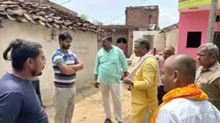 हमीरपुर: टेढ़ा गांव में सदर विधायक मनोज कुमार प्रजापति ने पीड़ित के घर जाकर दी सांत्वना