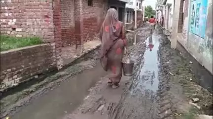 कासगंज: गुडगुडी गांव में जल भराव की समस्या से जूझ रहे ग्रामीण, पानी और कीचड़ के बीच से निकलने को मजबूर #jansamasya
