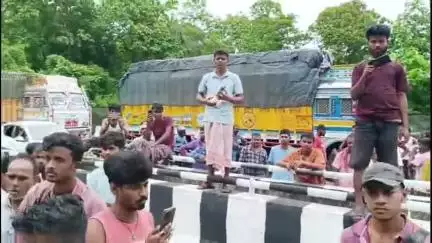 লংকা: ভূমিস্খলনৰ ফলত আবদ্ধ হৈ থকা ট্ৰাক চালকে লংকা আৰু লামডিং সংযোগী ২৭নং ৰাষ্ট্ৰীয় ঘাইপথত পথ অৱৰোধ কৰি সাব্যস্ত কৰে প্ৰতিবাদ