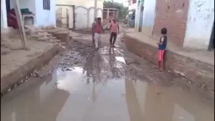 डलमऊ: बरसात के कारण कूड़ाचक शगुनपुर गांव में सड़क पर हुआ जलभराव, लोग परेशान