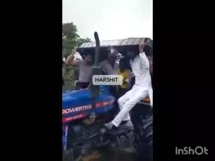 कन्नौद: ट्रैक्टर-ट्रॉली में बैठकर खिवनी अभ्यारण पहुंचे मंत्री विजय शाह, पीड़ित आदिवासियों की सुनीं समस्याएँ