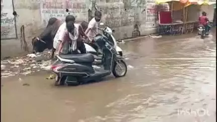 डबरा रेलवे अंडरब्रिज के नीचे हुआ जलजमाव, स्थानीय दुकानदारों व राहगीरों को हो रही है परेशानी