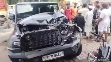 बेहट: पेट्रोल पंप के पास बेहट चेयरमेन के पिता की कार को ट्रक ने मारी टक्कर, हादसे में कार हुई क्षतिग्रस्त