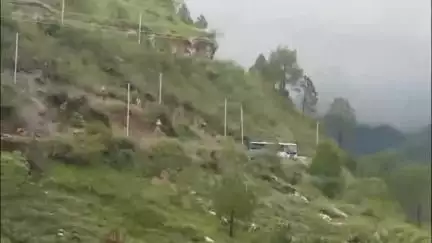 कांडा: रावतसेरा बांसपटान सड़क में घोड़ाघाड़ के समीप आया मलबा, दो घंटे बाद पहुंची जेसीबी, रोडवेज बस फंसी रास्ते में