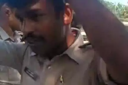 सूरजगढ़: लक्ष्मीपुर गांव में हत्या के मामले में फरार चल रहे पांच अभियुक्तों के घर पुलिस ने चिपकाए इश्तिहार