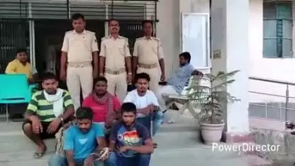 कहरा: उत्पाद पुलिस ने छापेमारी कर 1 कारोबारी और 4 शराबीयों को किया गिरफ्तार, सहरसा कोर्ट में पेश कर आगे की कार्रवाई में जुटी
