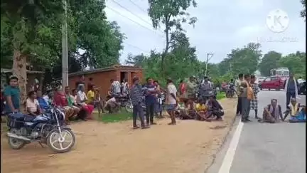 ନୂଆପଡା: କ୍ଷତିପୂରଣ ଦାବିରେ ପଲସୀ ପାଣି ଛକରେ ଶବ ରଖି ରାସ୍ତା ରୋକ