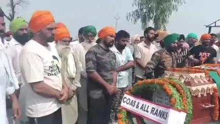 ਜਲਾਲਾਬਾਦ: ਪਿੰਡ ਕੌਹਾੜਿਆਂਵਾਲੀ ਵਿਖੇ ਫੌਜੀ ਸਤਨਾਮ ਸਿੰਘ ਨੂੰ ਫੌਜੀ ਸਨਮਾਨਾਂ ਨਾਲ ਦਿੱਤੀ ਗਈ ਅੰਤਿਮ ਵਿਦਾਈ