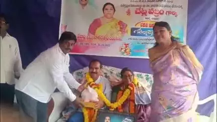 ఏపీఎస్ఆర్టీసీ కాకినాడ డిపోలో 36 సంవత్సరాల సేవలందించి రిటర్న్ అయిన చాట్ల వజ్రానికి  సామర్లకోట బస్టాండ్ లో ఘన సత్కారం