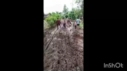 मनावर: मनावर में बारिश की वजह से दलदल में तब्दील हुई कच्ची सड़क, परेशान ग्रामीणों ने दी धरना प्रदर्शन करने की चेतावनी