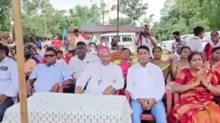 सिमडेगा: बड़ाबरपानी में नव निर्मित गिरजाघर का विशप विंसेंट बरवा ने किया पवित्र संस्कार, विधायक भूषण बाड़ा भी शामिल