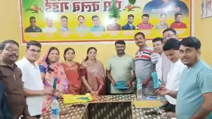 महिला कांग्रेस ब्लाक अध्यक्ष और उनकी टीम ने प्रेस क्लब गंडई के पत्रकारों का किया सम्मान