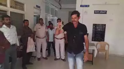 बरही: बरही थाना परिसर में निकली जहरीली गोहटी, मचा हड़कंप, सर्प मित्र ने किया रेस्क्यू
