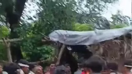 पिंडवाड़ा: रणोरा गांव में हथकड़ी शराब बिक्री को लेकर ग्रामीणों में आक्रोश, ग्रामीण एकजुट होकर पहुंचे शराब बेचने वाले के पास