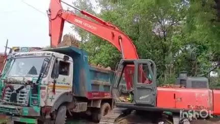मनेर: लोदीपुर में गंगा नदी से मिट्टी काटती एक पोकलेन मशीन और एक हाईवा पुलिस ने किया बरामद