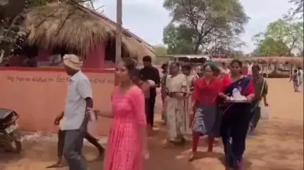 బెల్లంపల్లి: కన్నెపల్లి మండలం ఎల్లారం పోచమ్మ ఆలయానికి ఆషాడ మాసంలో మొదటి ఆదివారం కావడంతో పోటెత్తిన భక్తులు