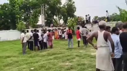 कसिया: फुलवापट्टी गांव में बिजली ठीक कर रहे प्राइवेट लाइनमैन की विद्युत करंट लगने से हुई मौत