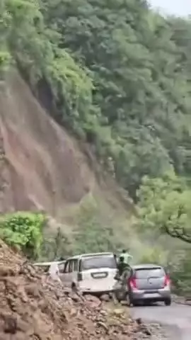 सोलन: भारी बारिश के कारण अर्की शाला कार्ड मार्ग पर हुआ भूस्खलन
