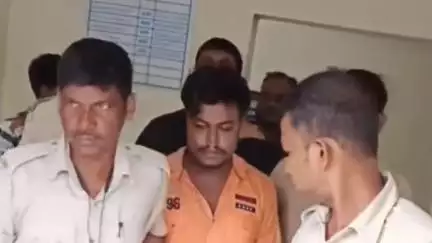 আউশগ্রাম ১: পাউরুটির লোভ দেখিয়ে চারচাকা গাড়িতে করে ছাগল চুরি করে নিয়ে যাওয়ার পথে গুসকরায় পুলিশের হাতে পাকড়াও তিনজন দুষ্কৃতী
