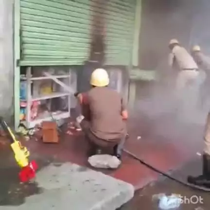 মাটিগাড়া: শিলিগুড়ির ভুটিয়া মার্কেট সংলগ্ন এলাকার একটি দোকানে আগুন, ঘটনাস্থলে দমকল