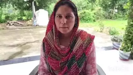 जवाली: जखाड़ा निवासी एक महिला ने वीडियो बयान जारी कर बताया, सटे होने के बावजूद उनके पड़ोसियों द्वारा बनाई जा रही दीवार