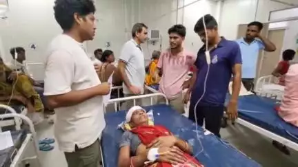 जहानाबाद: शांति नगर पार्क के पास दुर्घटना में घायल महिला सड़क पर पड़ी रही, दो युवकों ने कराया इलाज