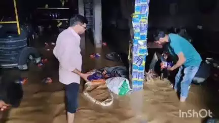 छिबरामऊ: सुभाष नगर में भारी बारिश के बाद एक शोरूम में पानी भर गया, युवक ने SDM को दी तहरीर, नगर पालिका पर लापरवाही का लगाया आरोप
