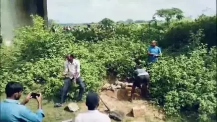 गिरिडीह: नवडीहा ओपी इलाके में दमगी नदी के पुल के नीचे दफन 5 साल के मासूम का शव बरामद, पोस्टमार्टम हुआ