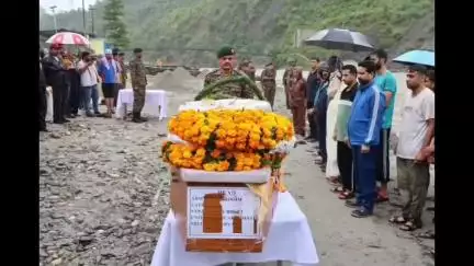 पिथौरागढ़: बड़ोली गांव निवासी भारती सेवा के जवान संजय भट्ट का निधन, अंतिम संस्कार सैन्य सम्मान के साथ किया गया