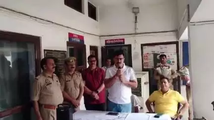 बड़ौत: छपरौली थाने पर सेवानिवृत्त दरोगा के सम्मान में विदाई समारोह का आयोजन, SP एवं ASP सहित सहकर्मियों ने दिए उपहार