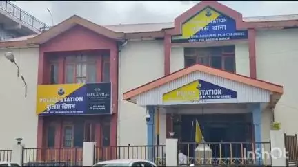 सोलन: धर्मपुर थाना की टीम ने गांव कोटला में गश्त के दौरान 12 बोतलें अवैध देसी शराब बरामद की