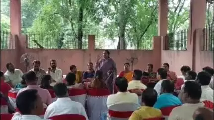 धनबाद/केंदुआडीह: शहर के जिला परिषद निरीक्षण भवन में जिला परिषद अध्यक्ष शारदा सिंह के नेतृत्व में हुई आपात बैठक