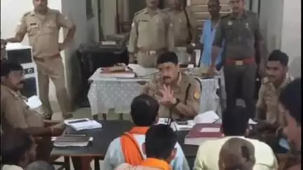 बिसवां: राजपुर गांव में ताजिया रखने पर राष्ट्रीय बजरंग दल की आपत्ति के विवाद का एडिशनल एसपी ने मौके पर निरीक्षण कर किया समाधान