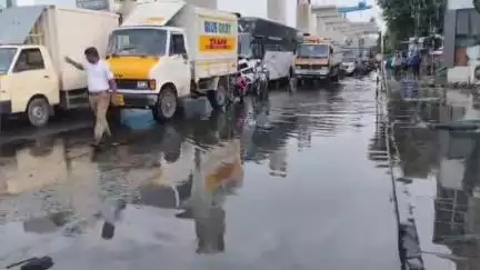 அமைந்தகரை: திடீரென தேசிய நெடுஞ்சாலையில் ஏற்பட்ட பள்ளம் - கழிவு நீரால் குளம் போல் மாறிய சாலை