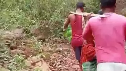 रायडीह: पहाड़ टुडूरमा गांव तक सड़क न होने से बीमार महिला को परिजन 5 किमी बहंगी से अस्पताल ले गए