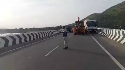ಕೊಳ್ಳೇಗಾಲ: ಕಾವೇರಿ ನದಿ ರಭಸ: ಸತ್ತೇಗಾಲ ಸೇತುವೆ ಮೇಲೆ ನಿಲ್ಲದಂತೆ ಸಾರ್ವಜನಿಕರಿಗೆ ಎಚ್ಚರಿಕೆ!