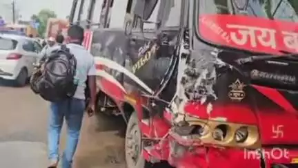 नौबतपुर: नौबतपुर-फुलवारी मार्ग पर थाने के पास बस और ट्रैक्टर की टक्कर, कोई हताहत नहीं