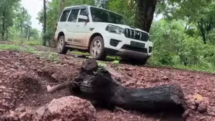 कवर्धा: पुलिस केवल सुरक्षा और कानून व्यवस्था तक सीमित नहीं है, बल्कि नक्सल प्रभावित गांवों में बच्चों को शिक्षित कर रही है