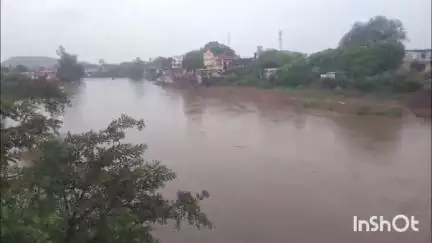 मानिकपुर: बारिश के बाद तुलसी जलप्रपात का मनमोहक दृश्य देखने श्रद्धालु उमड़े, धर्मनगरी चित्रकूट में बढ़ी पर्यटकों की संख्या