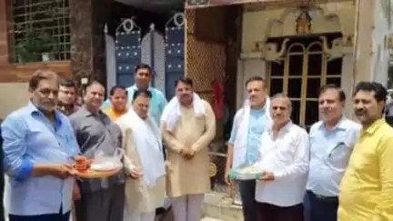 भिवानी: विधायक सर्राफ और नप चेयरपर्सन प्रतिनिधि भवानी प्रताप सिंह ने नारियल फोड़कर निर्माण कार्य शुरू करवाया