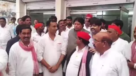 एटा: SP, MP रामजीलाल सुमन ने एटा पहुंचकर किया ऐलान, दलितों और पिछड़ों को न्याय दिलाने के लिए करेंगे धरना, की प्रेस कॉन्फ्रेंस