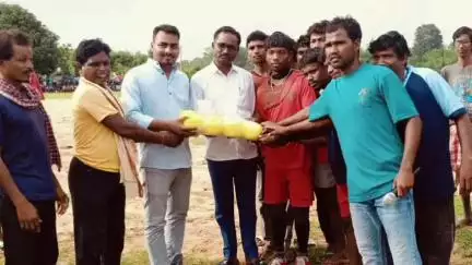 दारू: मेडवाटांड मैदान में हूल दिवस पर तीन दिवसीय फुटबॉल टूर्नामेंट का आयोजन