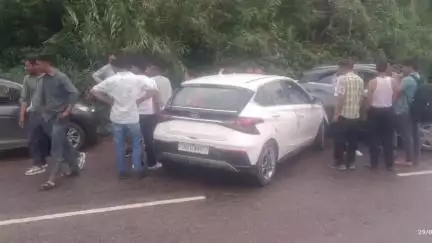 डेहर: जडोल स्कूल के पास फोरलेन सड़क पर चार कारों में हुई जोरदार टक्कर, सवारों को आई मामूली चोटें